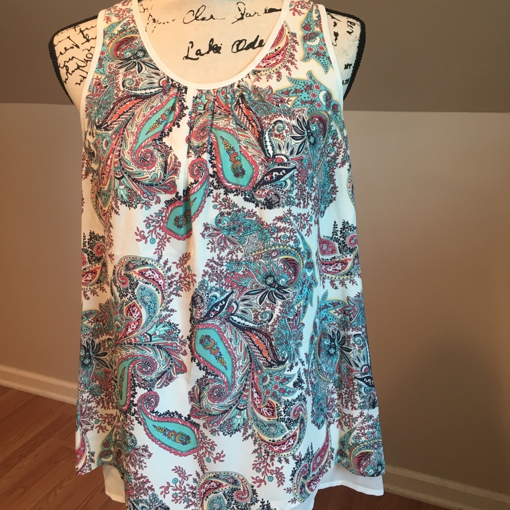 Pretty paisley flowy sleeveless blouse